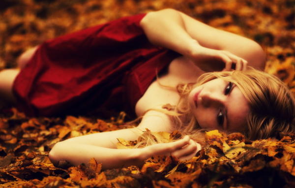 Блондинка на листве
