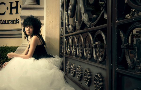 Девушка у ворот