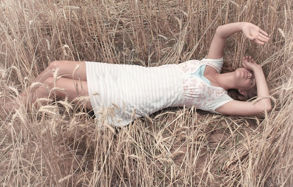 Девушка в поле