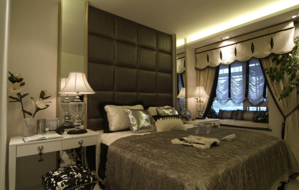 Большая кровать в спальной