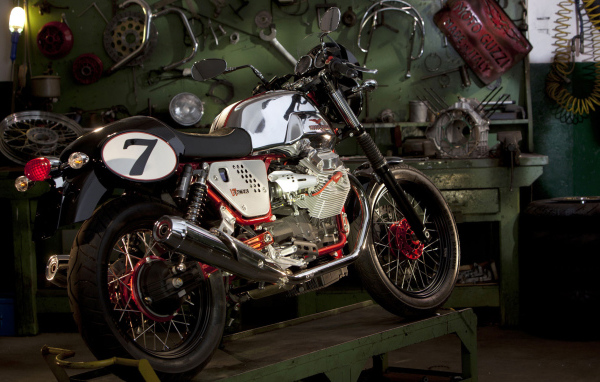 Moto Guzzi v7racer в гараже