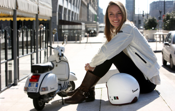 Vespa PX 125 и девушка