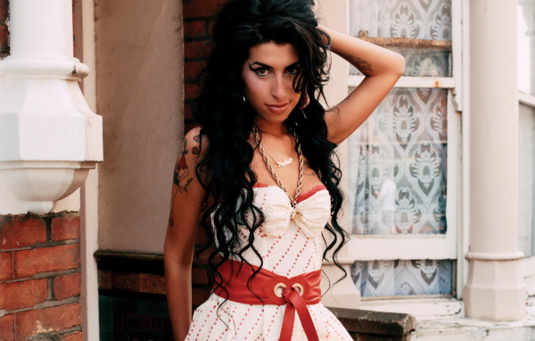 Эми Уайнхаус в платье