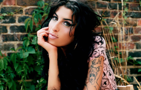 загадочный взгляд Эми Уайнхаус