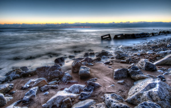 Камни на берегу