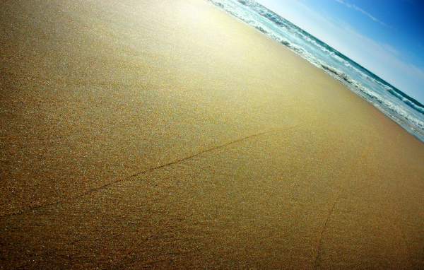 Гладкий песок у моря