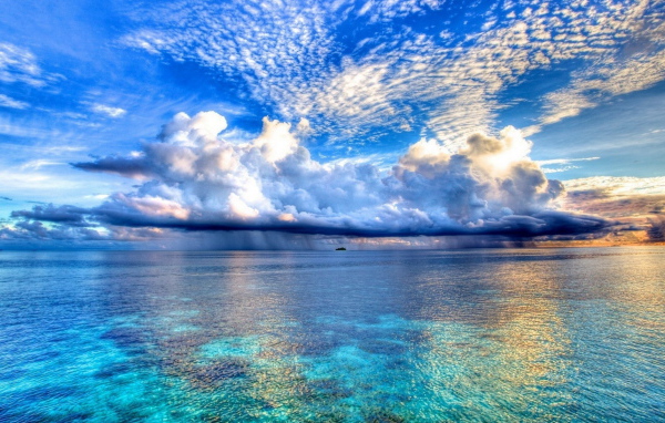 Голубое небо над морем