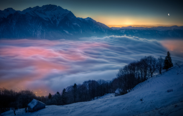 Город  у подножия гор