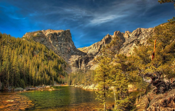 Озеро и горы