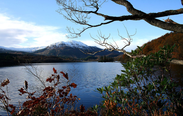 Озеро у подножия горы