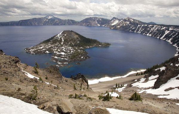 Озеро среди гор