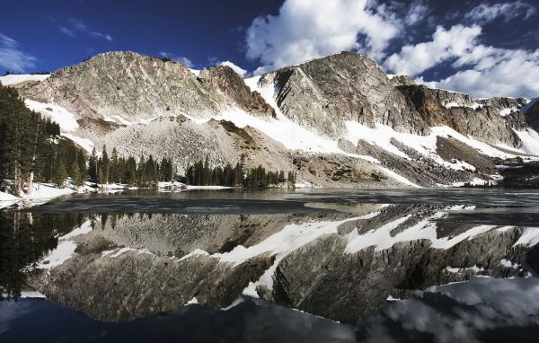 Горы и озеро