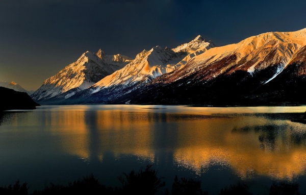 Горы и речка