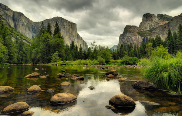 Речка среди гор