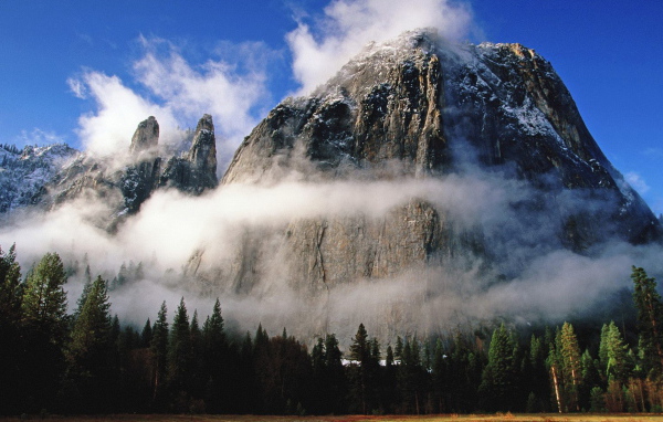 Скалы в тумане