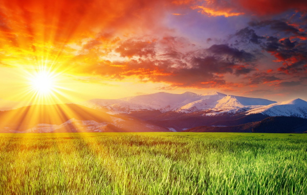 Заснеженные горы на горизонте