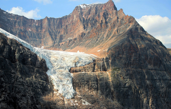 Снег в горах