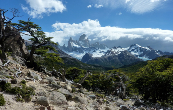 Снежные вершины под облаками