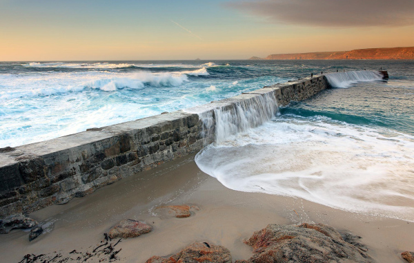 Ограждение на берегу