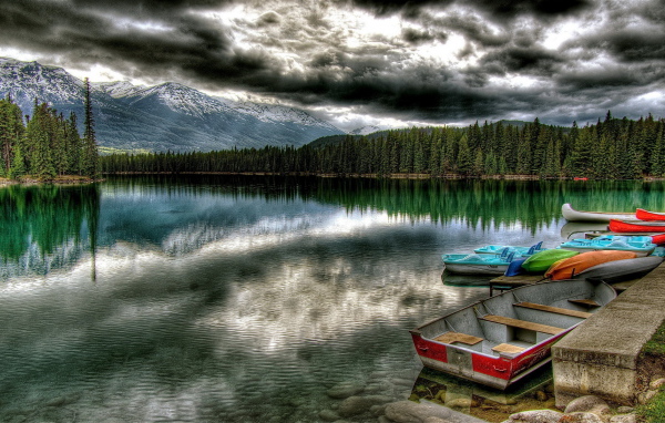 Лесное озеро и горы