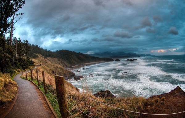 Тропинка на побережье