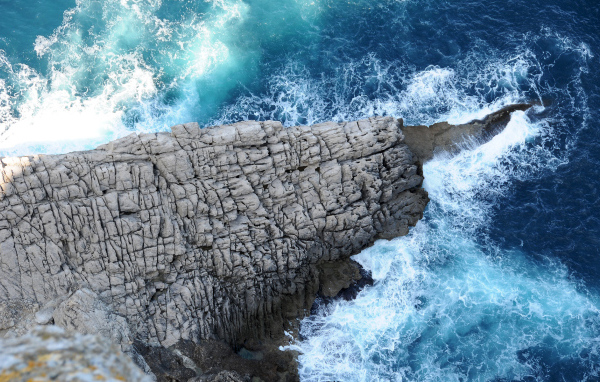 Скалы и волны