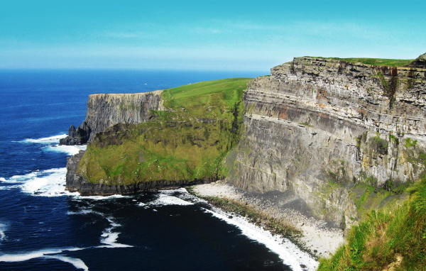 Скалы на берегу