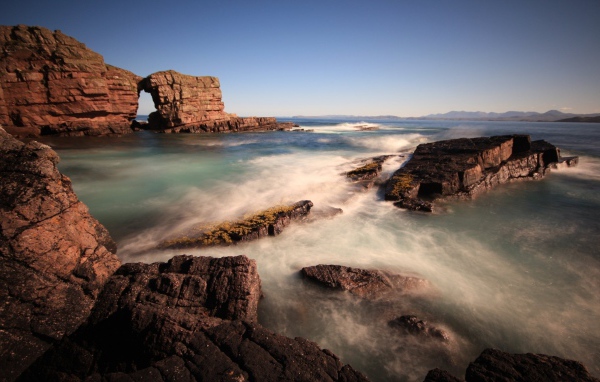 Скалы около берега