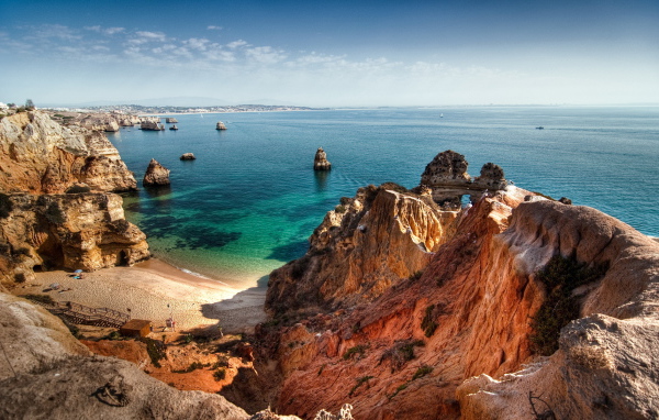 Скалы на побережье