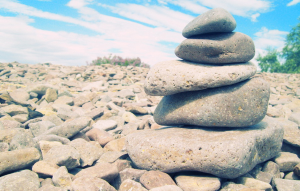 Камни на берегу