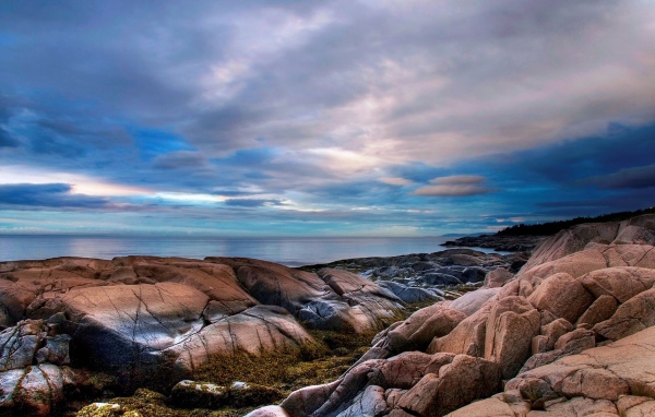 Каменистое побережье