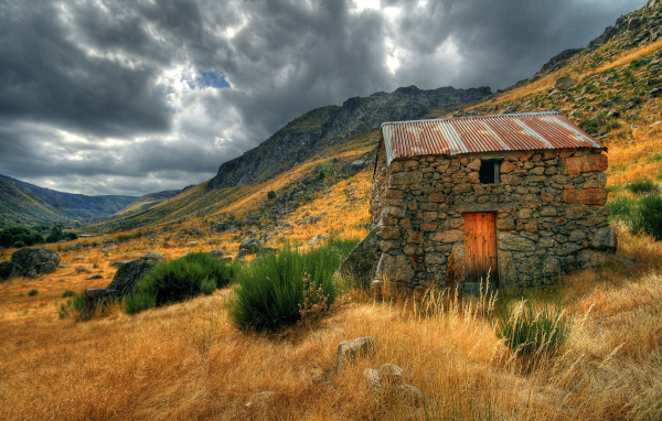 Каменный сарай на склоне