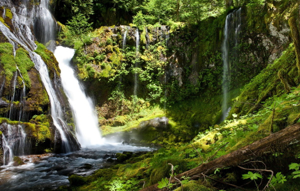 Водопад среди камней