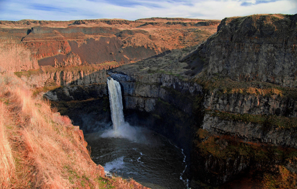 Водопад в каньоне