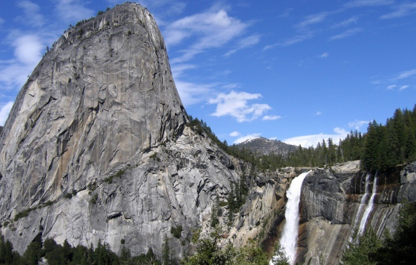 Скала и водопад