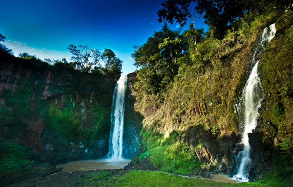 Небольшой водопад