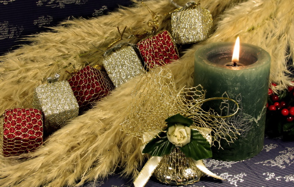 Свеча и украшения