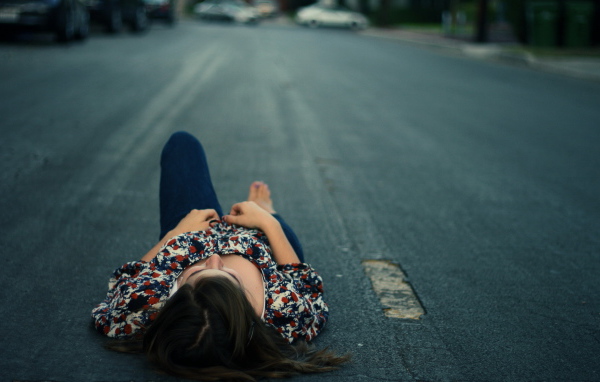 Отдыхает на дороге