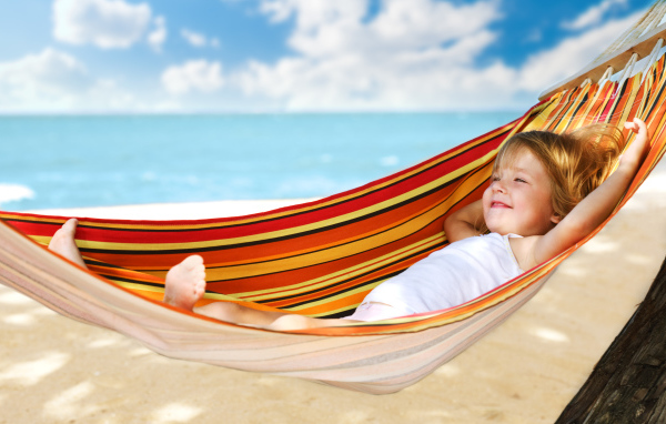 Девочка в гамаке