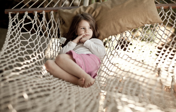 Девочка на гамаке