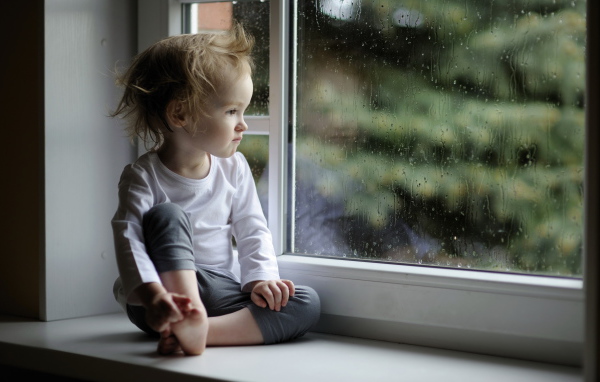 Девочка на подоконнике