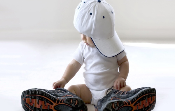 Малыш в большой одежде