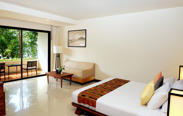 Светлая спальная комната