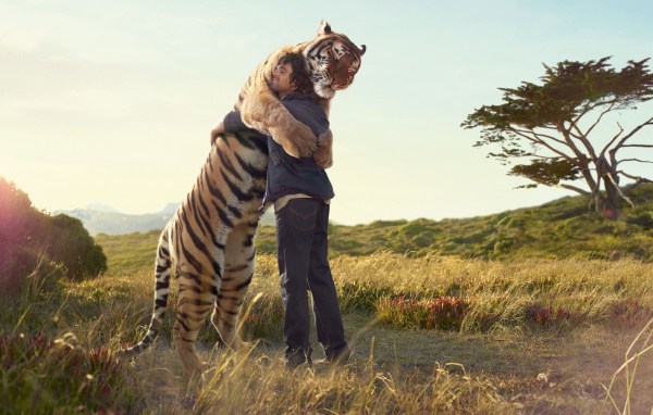 Тигр обнимает человека