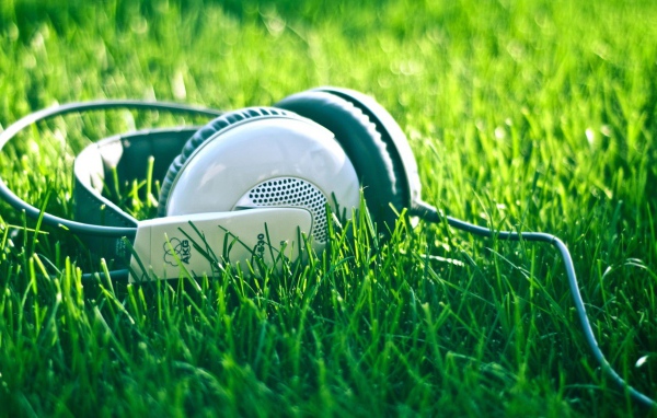 Наушники на траве