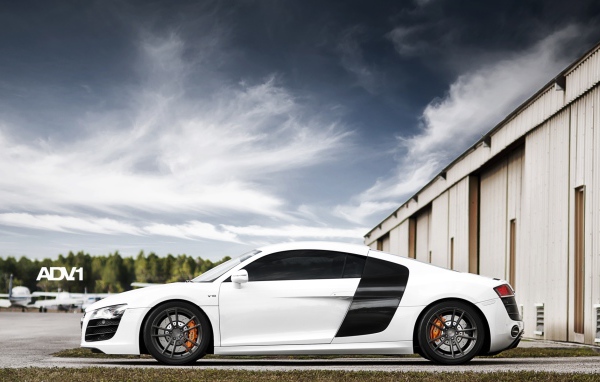 суперкар Audi R8 V10