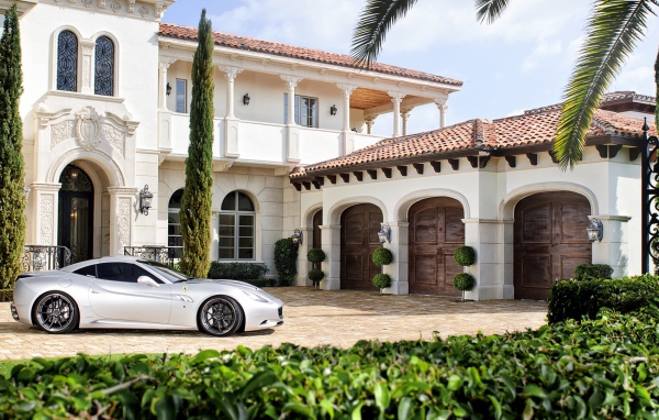 Ferrari возле богатого дома