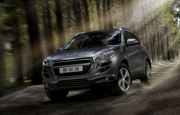 Peugeot 4008 в лесу
