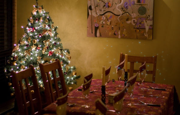 Елка у новогоднего стола