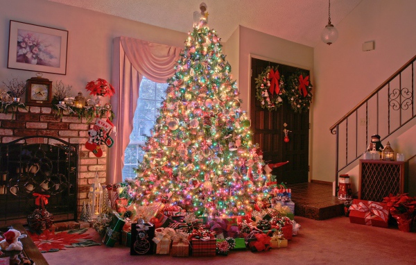 Рождественская елка с подарками